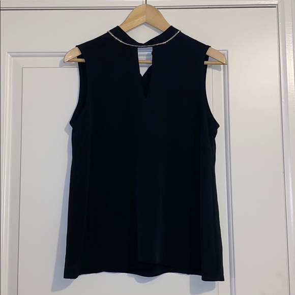 Black top - Picture 1 of 1